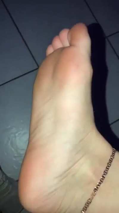 @ttoxicshayy SHOWING OFF HER PAINTED NAILS AND SOLES🔥