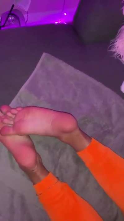 Glazing her soles