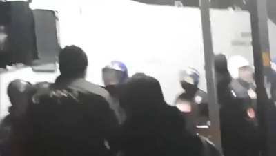 Kocaeli'de emniyet m&uuml;d&uuml;r yardımcısı, &ccedil;evik kuvvet komiserini azarladı: Ne demek talimatsız?! S&ouml;ylemiyor muyuz oğlum! Gaz kullanmayacaksın demiyor muyuz?