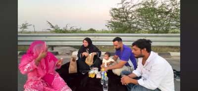 Dimag ghutno me leke chalne me Bohot maza aata hai frandz. Rules break karke &ldquo;Axpressway&rdquo; pe illegally iftari kiya frandz, Hume Baki drivers Ki bhi jaan Ki chinta nahi hai! Yahan &ldquo;Ghabrahat&rdquo; Gayab si ho gai!