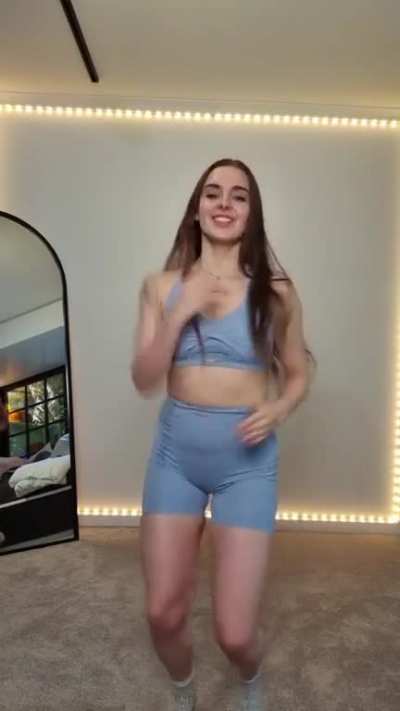 look at her ass,so thicc and juicy i would fuck it so badly