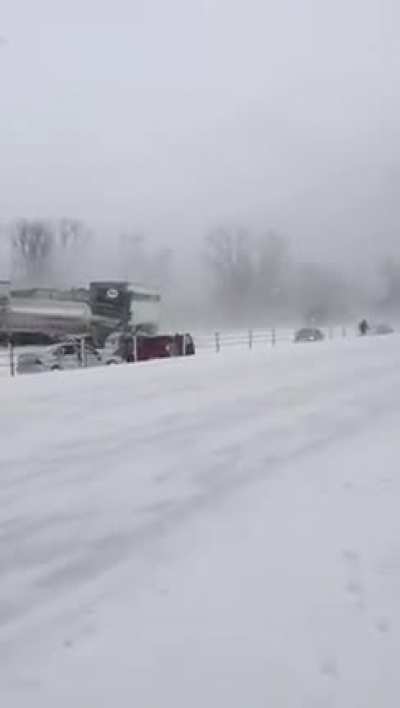 Jamais compris pourquoi les américains se déplacent à grande vitesse dans ce genre de conditions