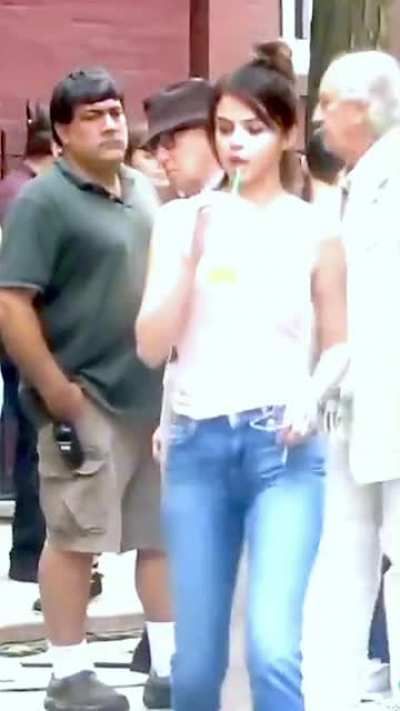 Chk out the guy talking to Woody getting a good look at Selena&rsquo;s ass..