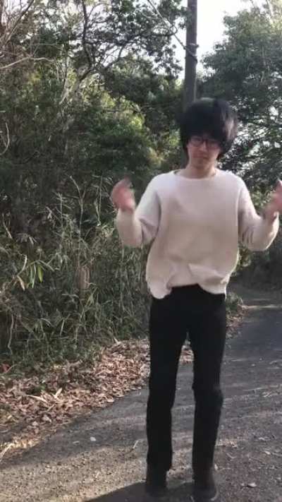 Haya do futuro &eacute; visto correndo pelas ruas de marticyti depois de se viciar em attack on titan
