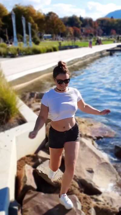 Bouncing along the water&rsquo;s edge