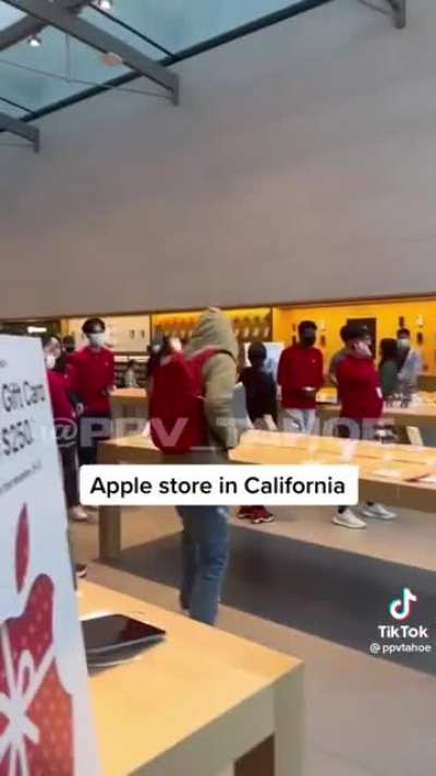 Busy Apple Store in California casually robbed in broad daylight