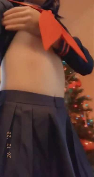 Ryuko cosplayer likes to flash
