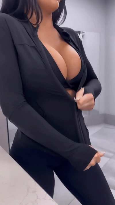 Hi g00ners, pick BLACK or WHITE and I'll give you today's g00n task 