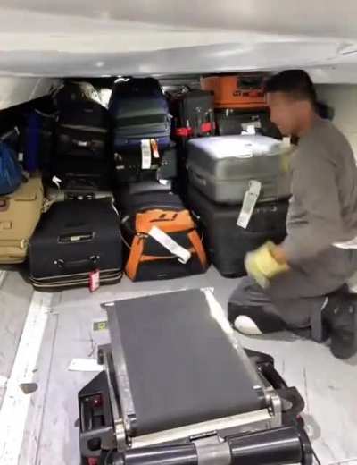 How 100 bags are stored in a plane