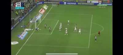 Defesa do jogador de linha Felipe Augusto do Oper&aacute;rio, depois que o goleiro foi expulso. Cear&aacute; X Oper&aacute;rio