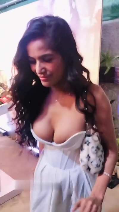 Poonam nipples 😉