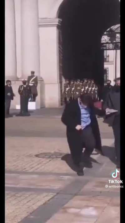 Ven&iacute;a ech&aacute;ndose una cachita parece