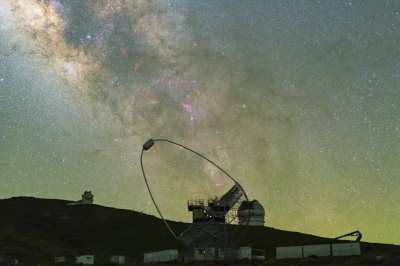 La Palma telescopes in action in front of Galactic center
