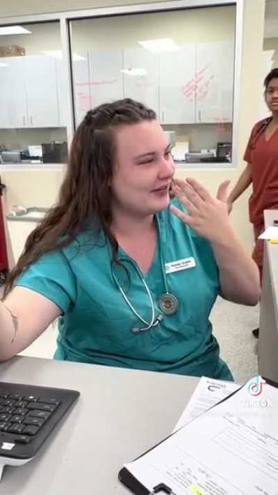 Girl accidentally discovers one of her mom's deepest secrets