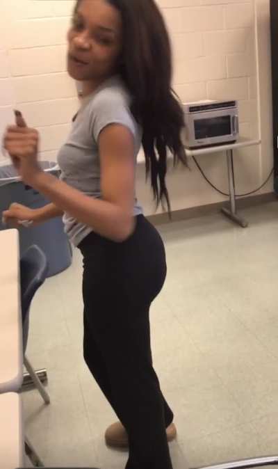You got to pay to see her fuck me bro 💰💰💰🫡📚<wbr>we got class