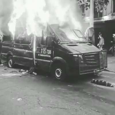 Ret&eacute;n policial es quemado por completo en barrio Bellavista en las protestas de hoy viernes.