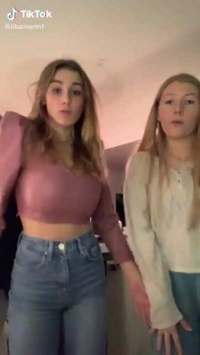 Busty Outfit @liluziiverm