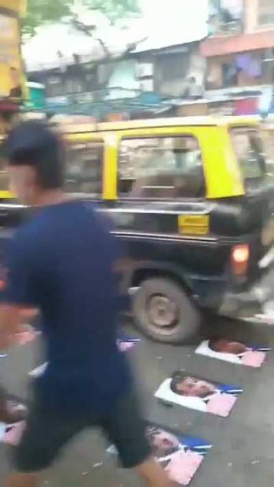 "Yeh gai mumbai meri jaan..." French president ke posters chipka diye roads pe peaceful areas mein. Ab yahi pe g##d uthake 5 time namaz wale fetish pura krenge apna hamare desh ke log 😷🇮🇳. Pak ho ya bharat ho ya Bangladesh ho sab jagah ek hi tarah ke peac