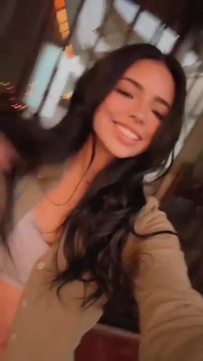 Angela Aguilar movi&oacute; su pelo para ense&ntilde;ar sus tetas 😍🔥😋