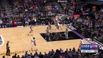 [Highlight] De'Aaron Fox ignites a sellout crowd with a thunderous dunk in transition