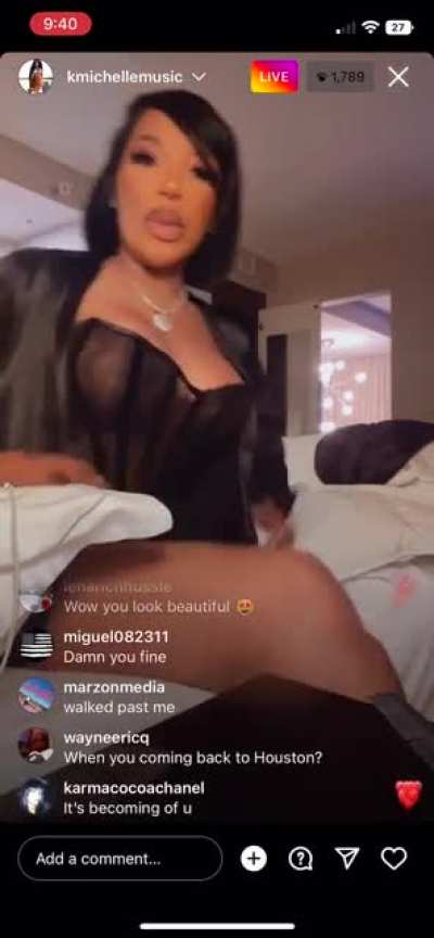 Boobs Out