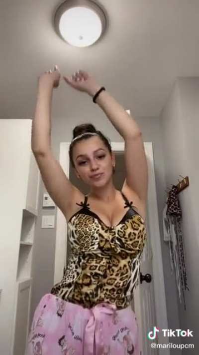 Busty cutie 🤤