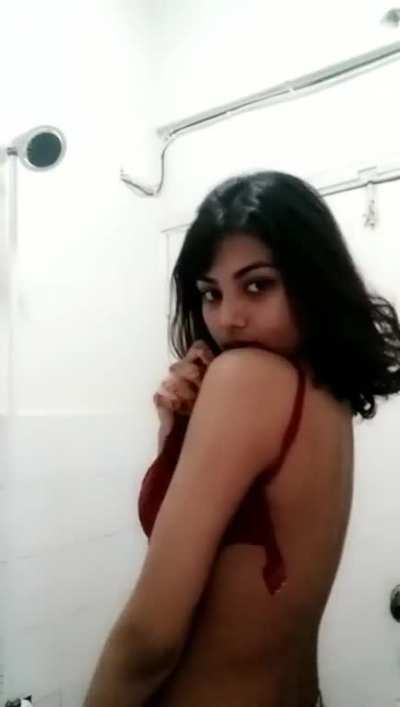 Showing Boobs &eth;&yen;&micro;
