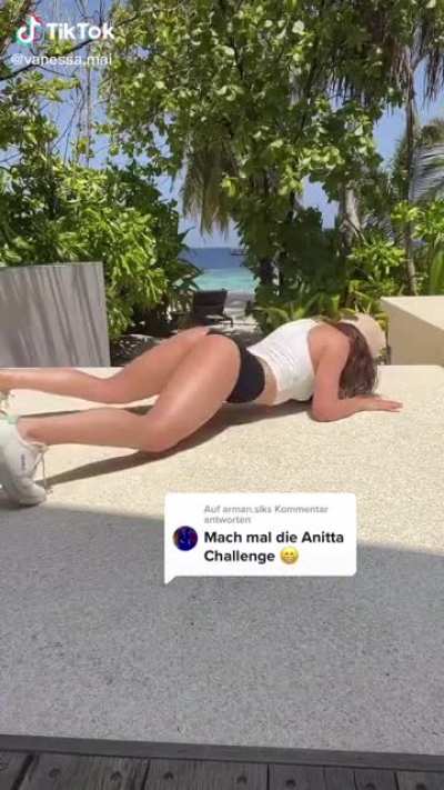 Vanessa g&ouml;nnt momentan ja richtig hart im Urlaub