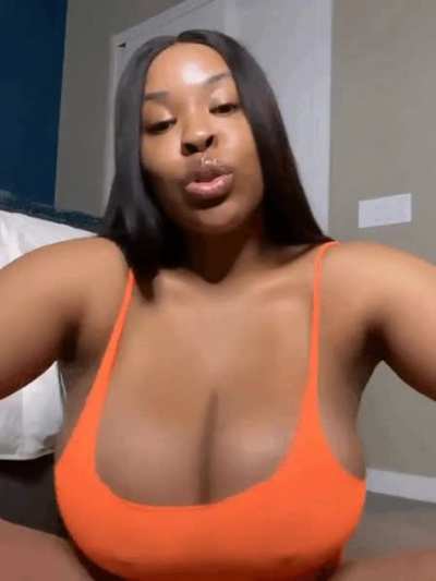 Who loves goon to ebony with big jugs?