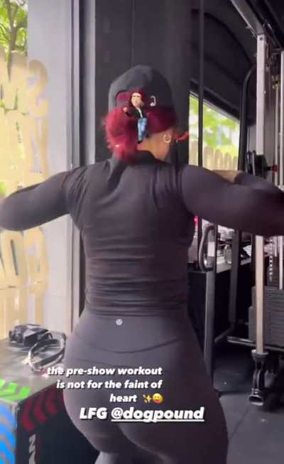 Pre-show workout via IG story (May 2023)