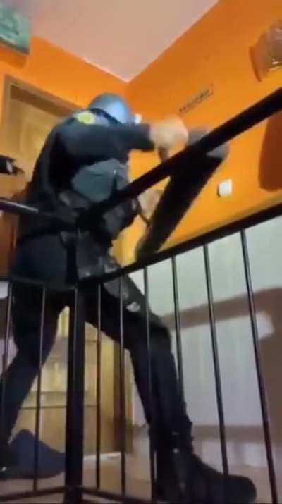 A visual representation of me holding (I&rsquo;m the door).
