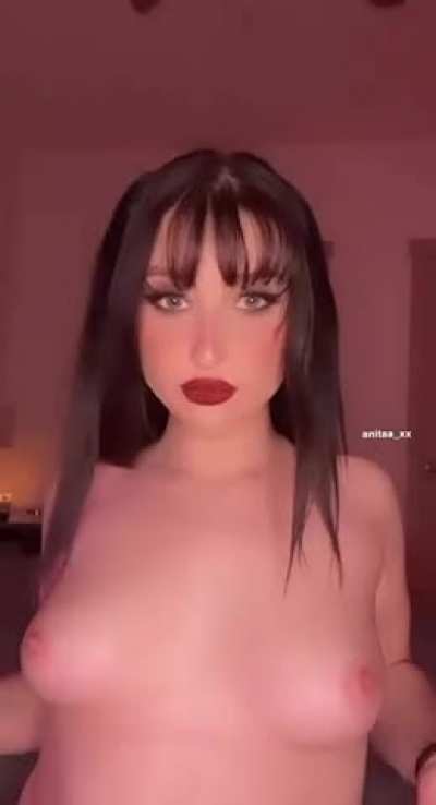 Would you cum on my tits or face? Tell me on my free page linked below 😈