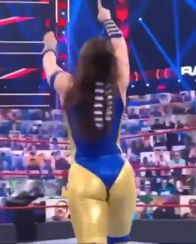 Nikki Cross 🍑