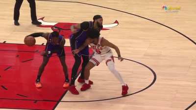 [Highlight] White can not get around AD so he does the next best thing and elbows him in the nuts