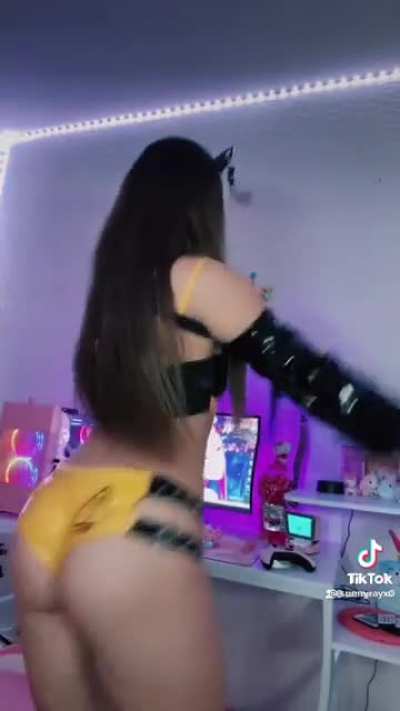 idk wtf she&rsquo;s doing but i like her doing it
