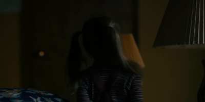 Stranger Things (2016-2025) S1E03 - Holly &amp;amp; the Trail of Lights