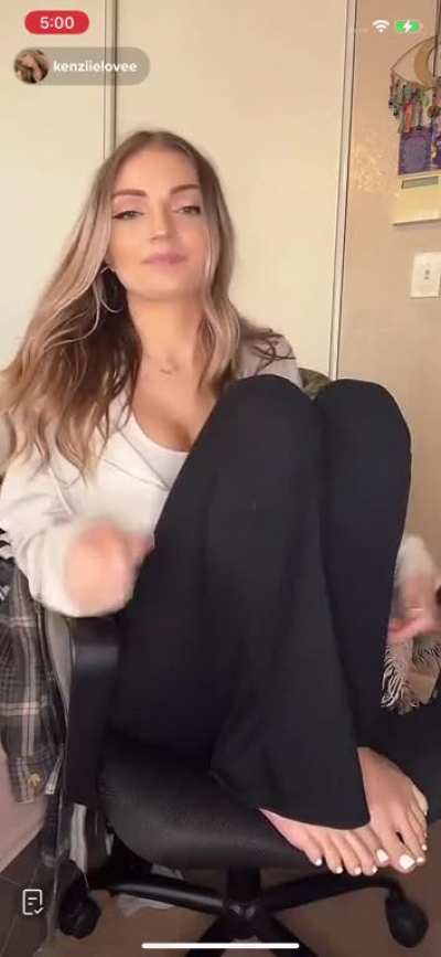 Little toe spread in the beginning