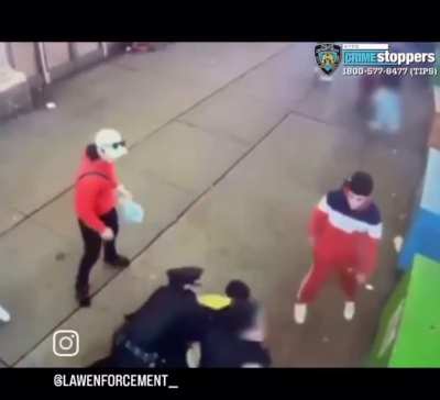 NYPD highlights 🤦🏿&zwj;♂️ immigrants beat the dog shit out of these cops 