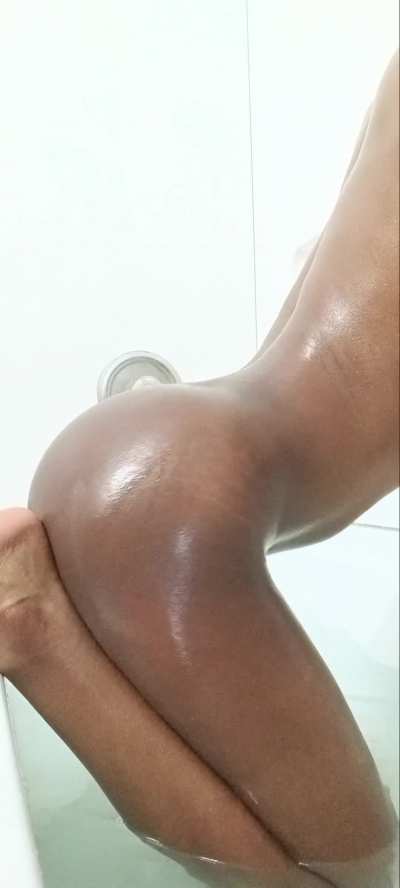 Who wants to grab my ass while I'm the bath? 🍑🌸
