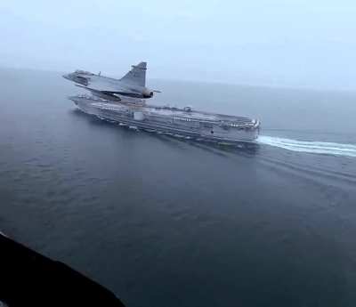 Jas 39 Gripen eskorterar hangarfartyget Charles De Gaulle till Malm&ouml; hamn