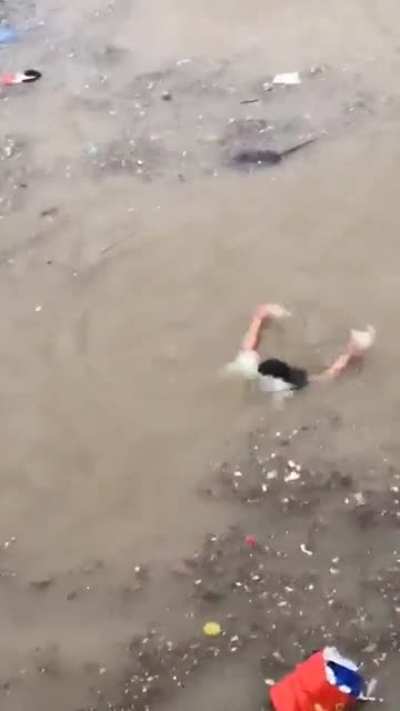 微信群里在转发很多类似视频，看了之后好难受 #河南暴雨