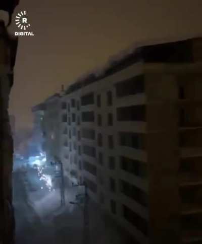 Snow falling from the roof of a building on the power lines in Türkiye, causing a power outage.