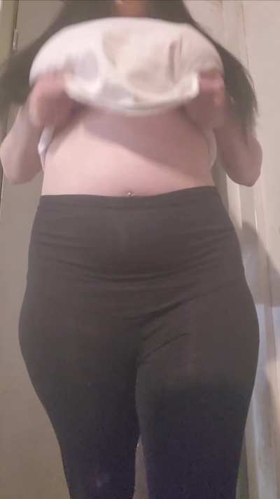 A nice fit mommy body with big boobs
