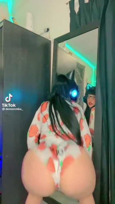 Uwu girl throwing it back 👀🌶️