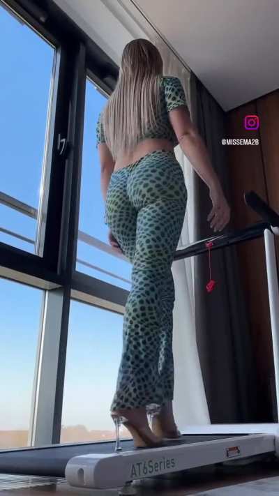 Damn that’s a fine ass walk