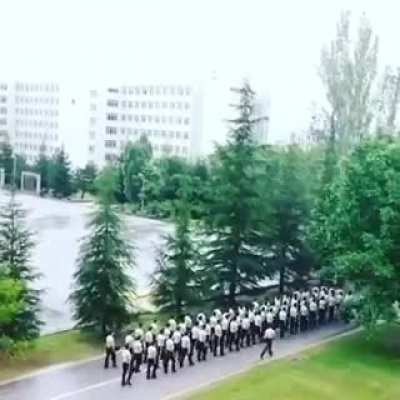 İslamcı ailemden baskı g&ouml;rd&uuml;ğ&uuml;mde, kulaklığı takıp dinliyorum.