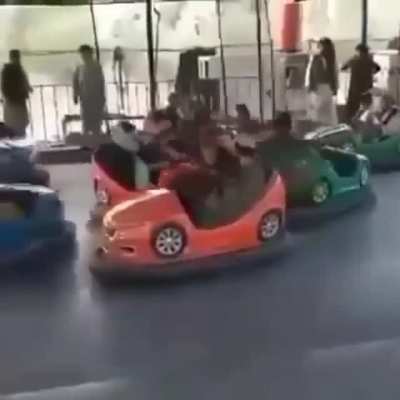 Guerrilheiros talebãs como crianças, brincando de carrinho bate-bate... No final das contas que os EUA não deviam ter construído bases militares no Afeganistão, mas sim Mcdonald's e Disneylândias... Talvez isso tivesse feito toda a diferença...