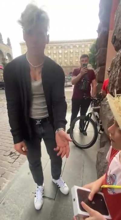 Instagram и TikTok-блогер Александр Волошин, на улице подарил ребенку IPhone ради видео и начал отнимать его обратно, когда выключил камеру.