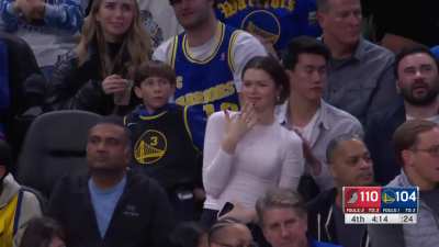 [Highlight] This Dubs fan was loving the Jordan Poole show 🍿