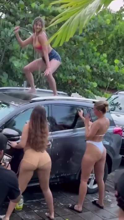 Hannah shaking ass